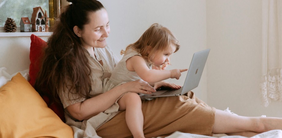 Buyer persona Moeder met kind kijken naar laptop